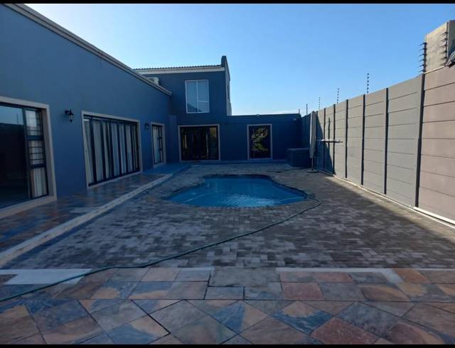 6 BEDROOM HOUSE FOR SALE IN ZEEKOEIVLEI
